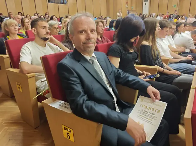  За 24 май в Плевен: Отличиха университети, шефове, учители и възпитаници за триумфите им/СНИМКИ/ 