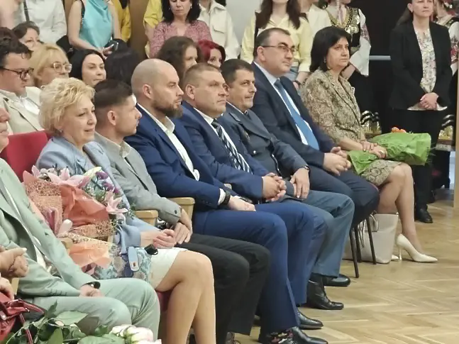  За 24 май в Плевен: Отличиха университети, шефове, учители и възпитаници за триумфите им/СНИМКИ/ 