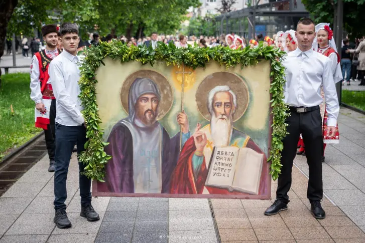 Във Враца празичният ден 24 май започна с Парад на буквите