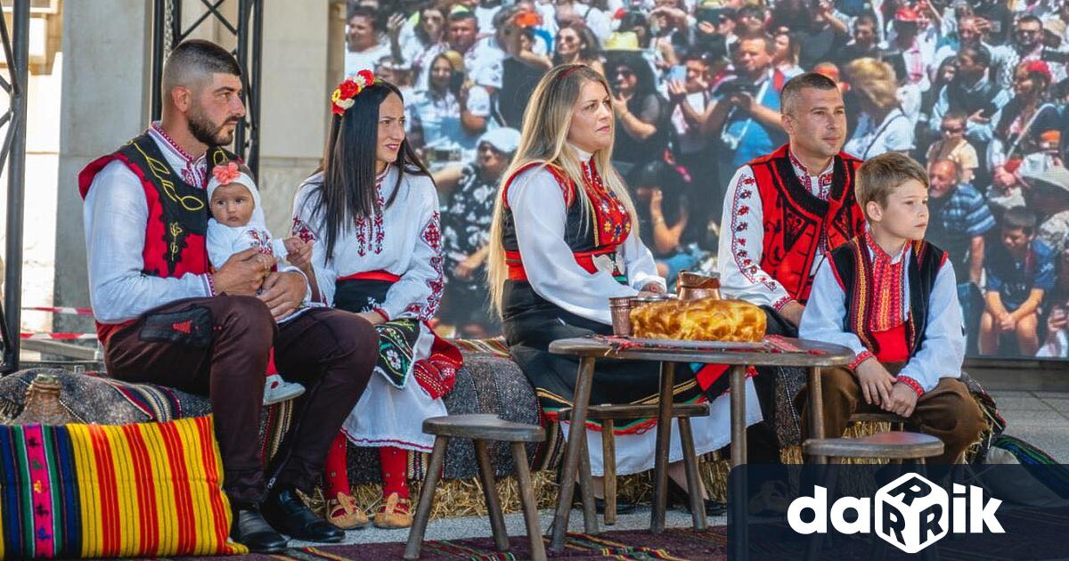 На открита сцена пред сградата на Община Враца бяха официално