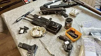 Арестуваха мъж и жена за незаконно притежаване и производство на оръжия (ВИДЕО)