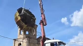 Кран изпусна купола на храм в софийско село (ВИДЕО)