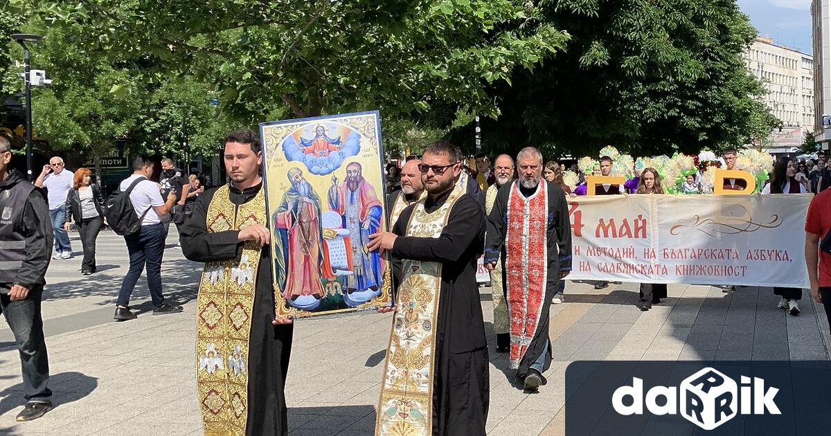 С тържествено шествие което тръгна в 10 30 часа от пл