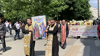 В Плевен стотици се поклониха пред делото на Кирил и Методий/СНИМКИ-ВИДЕО/