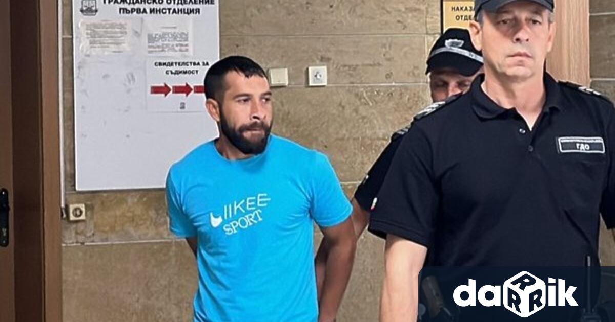 Окован с белезници в Пловдивския окръжен съд пристигна 29 годишният Асен