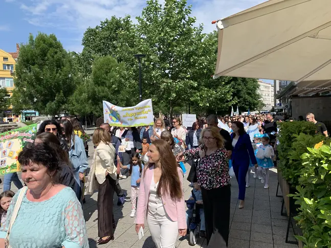 В Плевен стотици се поклониха пред делото на Кирил и Методий/СНИМКИ-ВИДЕО/
