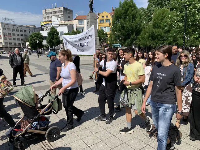 В Плевен стотици се поклониха пред делото на Кирил и Методий/СНИМКИ-ВИДЕО/