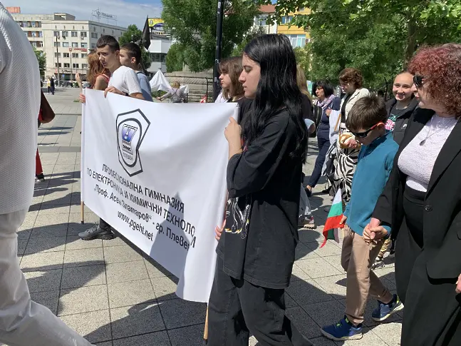 В Плевен стотици се поклониха пред делото на Кирил и Методий/СНИМКИ-ВИДЕО/