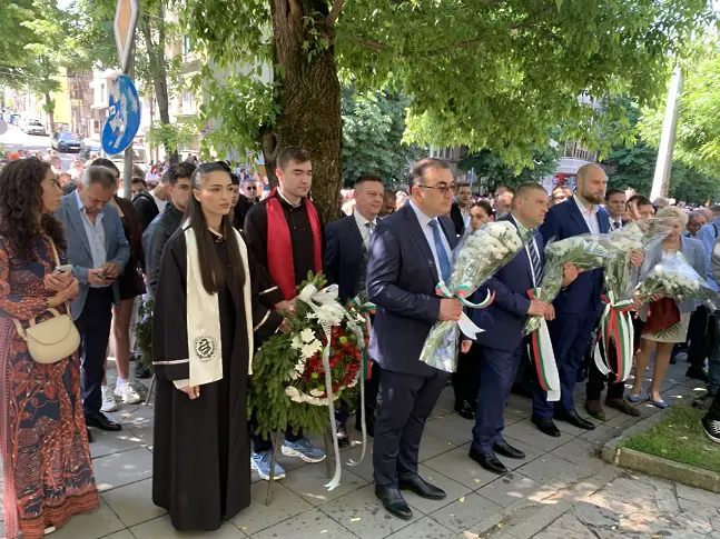 В Плевен стотици се поклониха пред делото на Кирил и Методий/СНИМКИ-ВИДЕО/