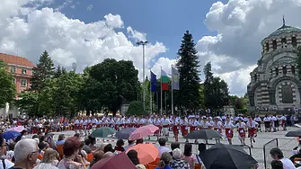 200 танцьори играха в продължение на 100 минути български хора на площад „Възраждане“ в Плевен/СНИМКИ-ВИДЕО/