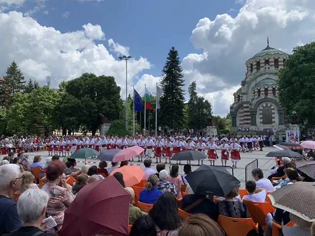 200 танцьори играха в продължение на 100 минути български хора на площад „Възраждане“ в Плевен/СНИМКИ-ВИДЕО/