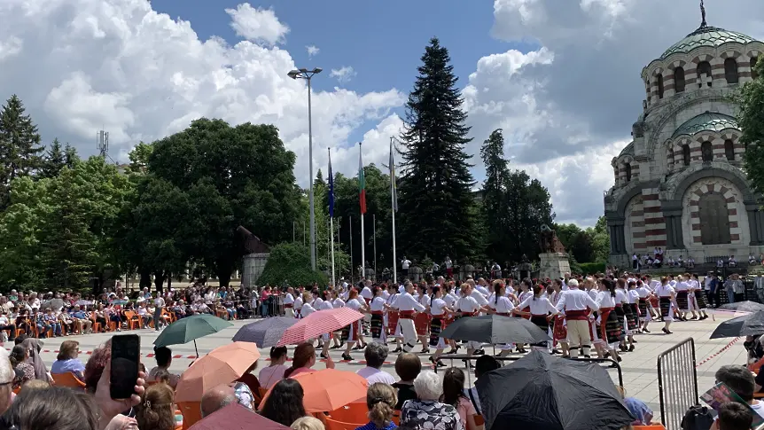 200 танцьори играха в продължение на 100 минути български хора на площад „Възраждане“ в Плевен/СНИМКИ-ВИДЕО/