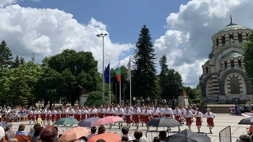 200 танцьори играха в продължение на 100 минути български хора на площад „Възраждане“ в Плевен/СНИМКИ-ВИДЕО/