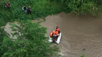 Акция по спасяването на 17-годишно момче от буйните води на р. Янтра (ВИДЕО)
