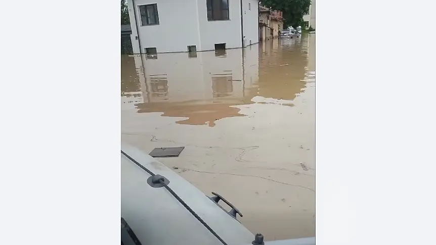 Мъж подкара лодка по улиците на Севлиево (ВИДЕО)