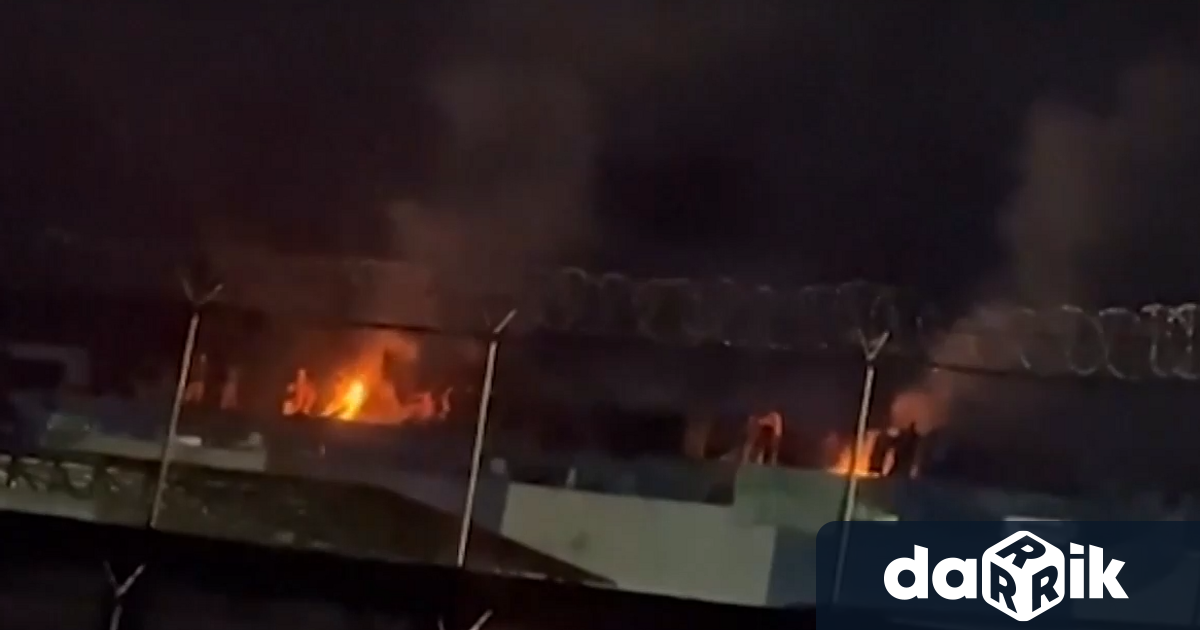 Стотици лишени от свобода се качиха на покрива на затвор