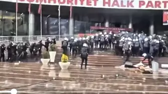 Стотици тежковъоръжени полицаи атакуваха сградата на опозицията в наша съседка
