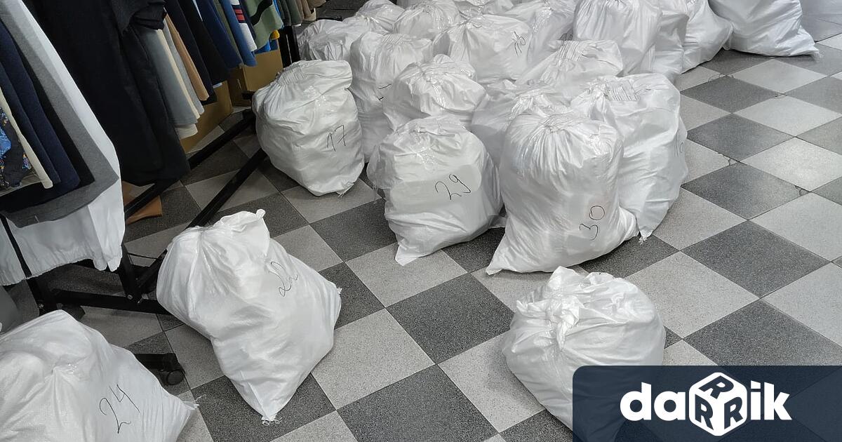 Множество стоки носещи надпис и емблема на запазени търговски марки