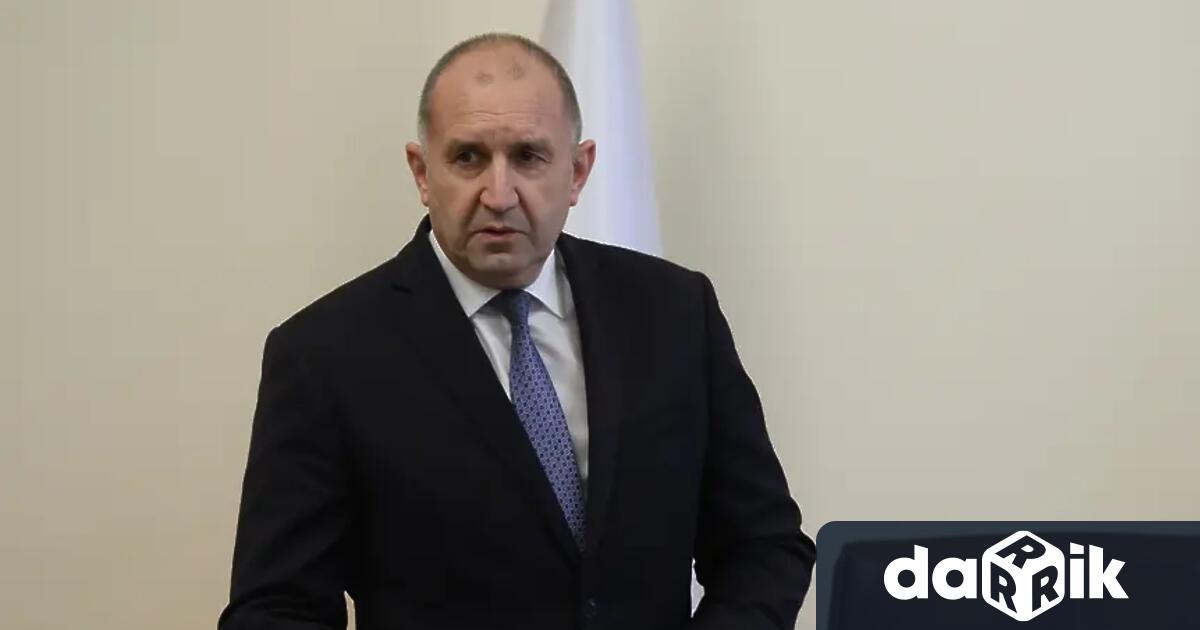 Президентът Румен Радев коментиранезаконното строителство във Варна при което бяха