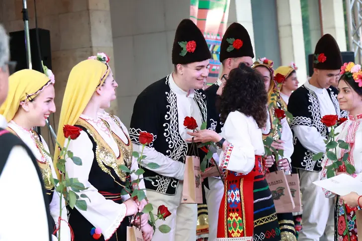 Фолклорната магия "Нашето богатство" отново завладя площад "Свобода" в Севлиево