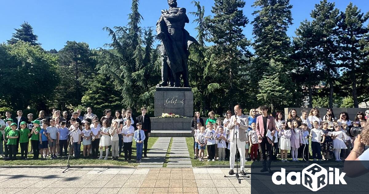 С общо изпълнение на Хаджи Димитър от над 100 деца
