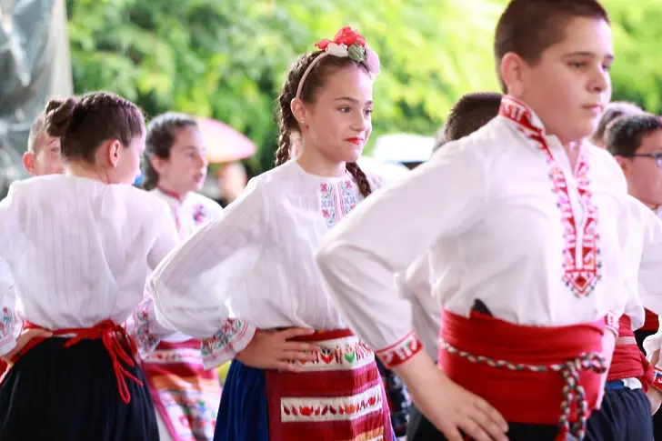 Фолклорната магия "Нашето богатство" отново завладя площад "Свобода" в Севлиево