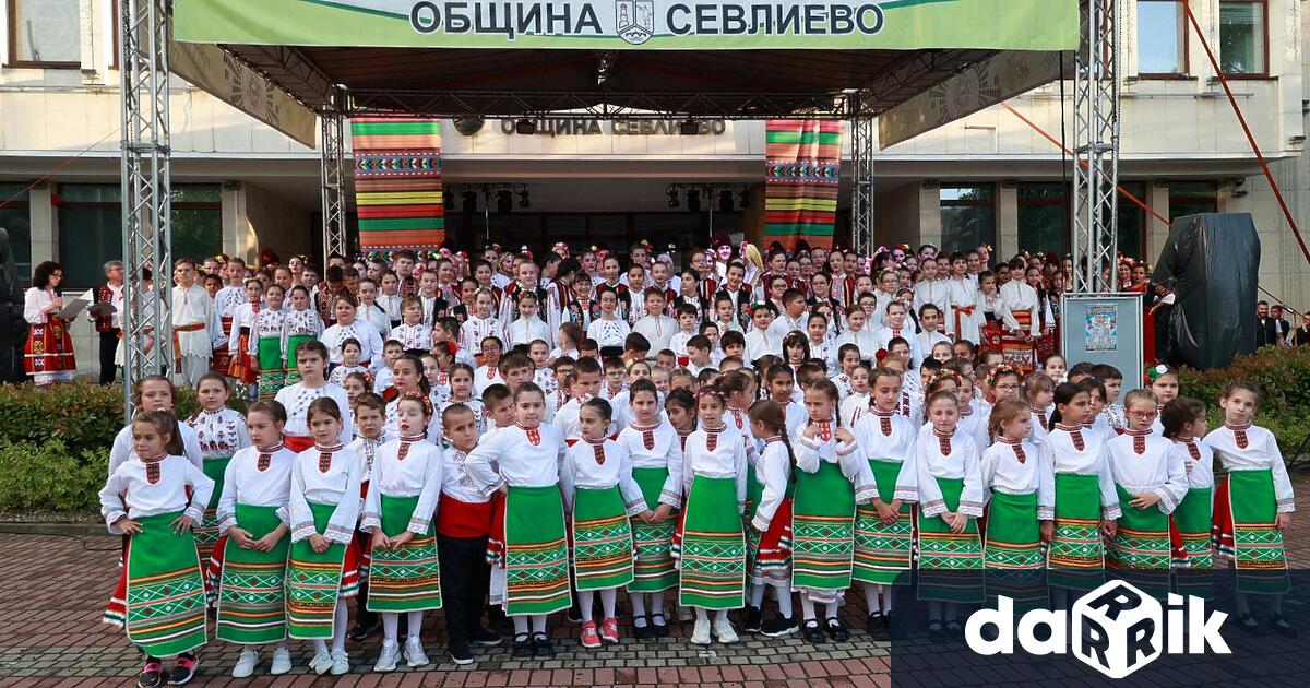 Вчера вечерта централният площад на град Севлиево се превърна в
