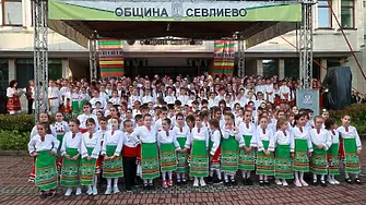Фолклорната магия "Нашето богатство" отново завладя площад "Свобода" в Севлиево