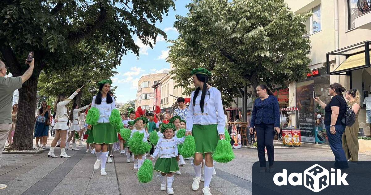 Близо 300 мажоретки от детските градини Детска ясла №5 и