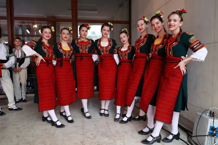 Фолклорната магия "Нашето богатство" отново завладя площад "Свобода" в Севлиево