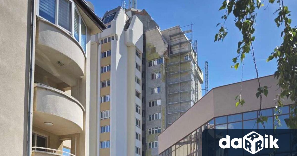 Работник падна от петия етаж на жилищна сграда в Сливен