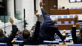 Депутатите запазиха автоматичното увеличение на заплатите им на всеки три месеца