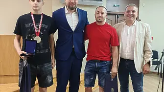 Сребърният медалист от Европейското първенство по борба Камен Горанов - младши с отличие от местната власт