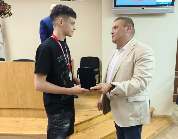 Сребърният медалист от Европейското първенство по борба Камен Горанов - младши с отличие от местната власт