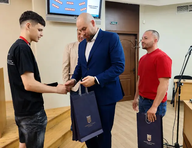 Сребърният медалист от Европейското първенство по борба Камен Горанов - младши с отличие от местната власт