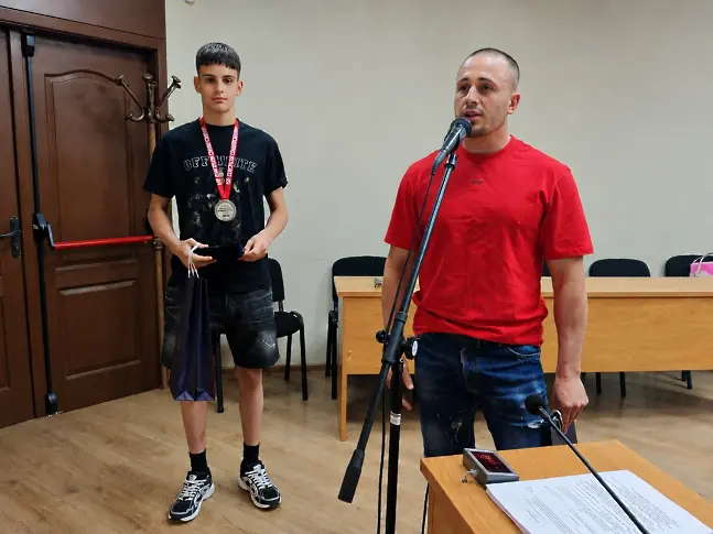 Сребърният медалист от Европейското първенство по борба Камен Горанов - младши с отличие от местната власт