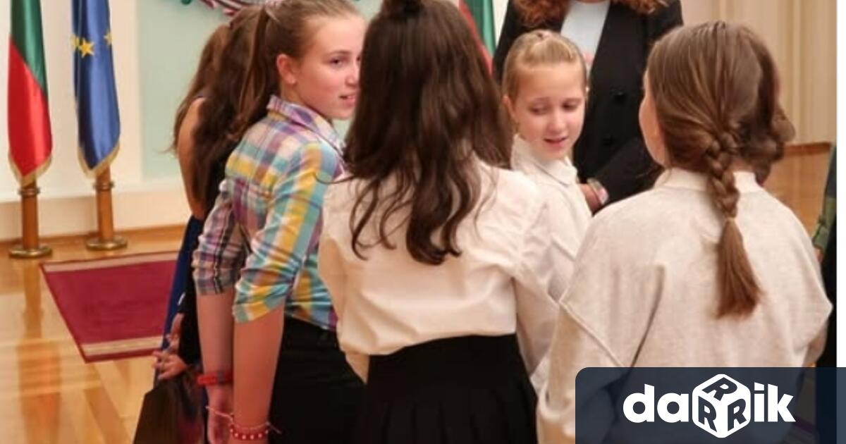 Скъпи деца бъдете здрави Сбъдвайте смелите си мечти Това написа