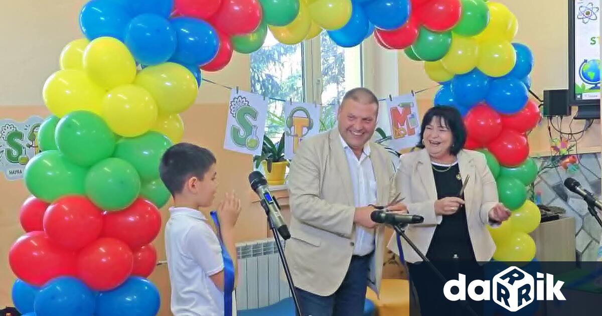 STEM център по природни науки математика и информатика вече е