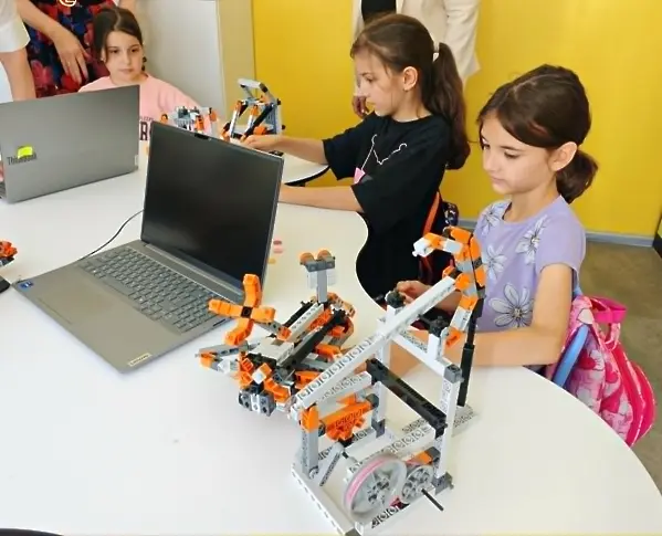 STEM център по природни науки, математика и информатика отвори врати в НУ „Отец Паисий“