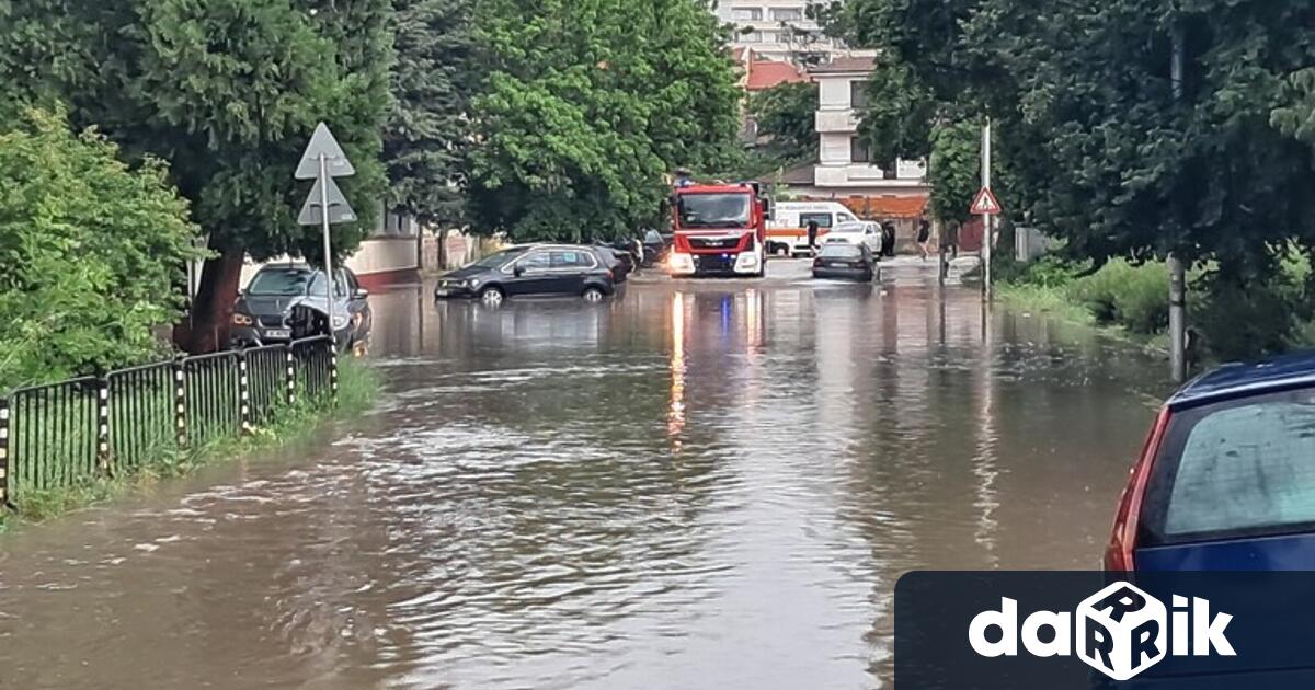 Силна буря с проливен дъжд гръмотевици и градушка нанесе щети