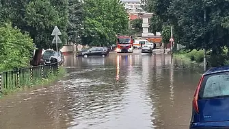 Проливен дъжд, гръмотевици и градушка нанесоха щети в Хасково