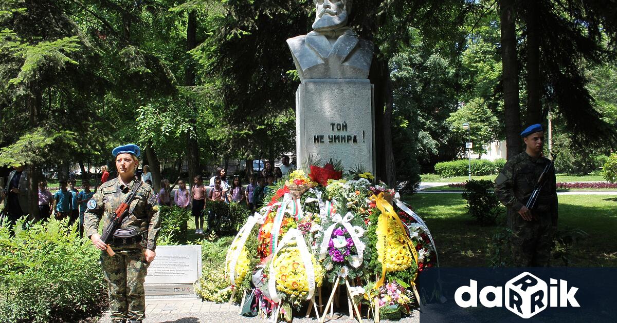 С военен ритуал поклонение тържествено слово и полагане на венци