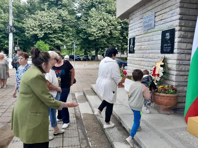 В деня на Ботев бе открита негова паметна плоча в град Дунавци