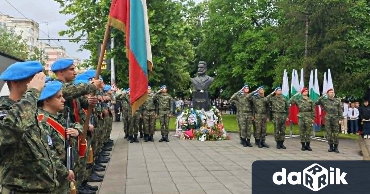С поднасяне на венци и цветя пред паметника на Христо
