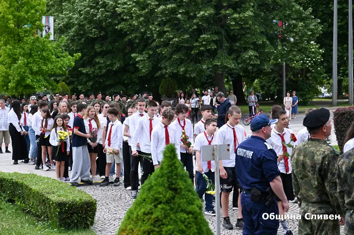 Сливен се преклони пред подвига на Ботев и героите на България