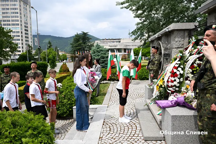 Сливен се преклони пред подвига на Ботев и героите на България