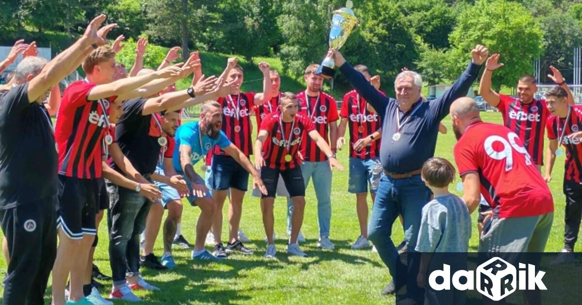 На официална церемония ОФК Локомотив Мездра получи купата и златните