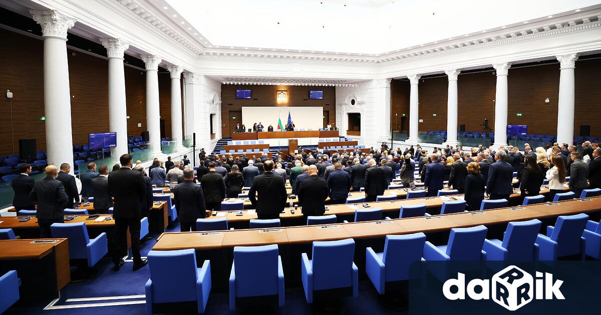 Народното събрание почете с минута мълчание паметта на писателя журналист
