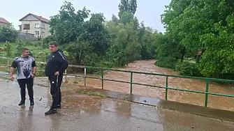 Критична обстановка след дъжда във врачанското с. Лиляче - реката може да прелее