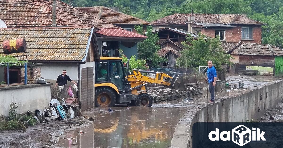 Близо 30 военнослужещи участват в разчистването на къщите пострадали при